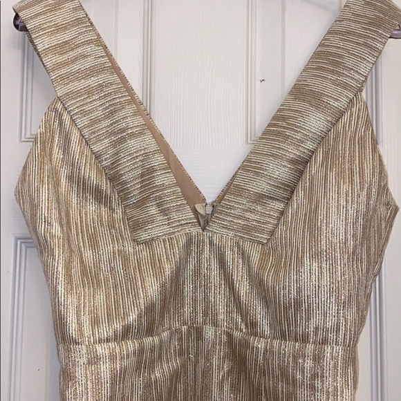 Body Hugging Gold Mini - Picture 2 of 6